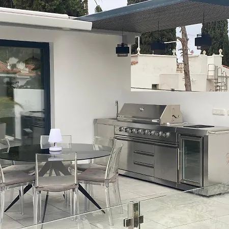 Villa 320 M2 Stunning 4 Bedroom And 4 Bathroom With Private Pool Walking Distance To Puerto Banus